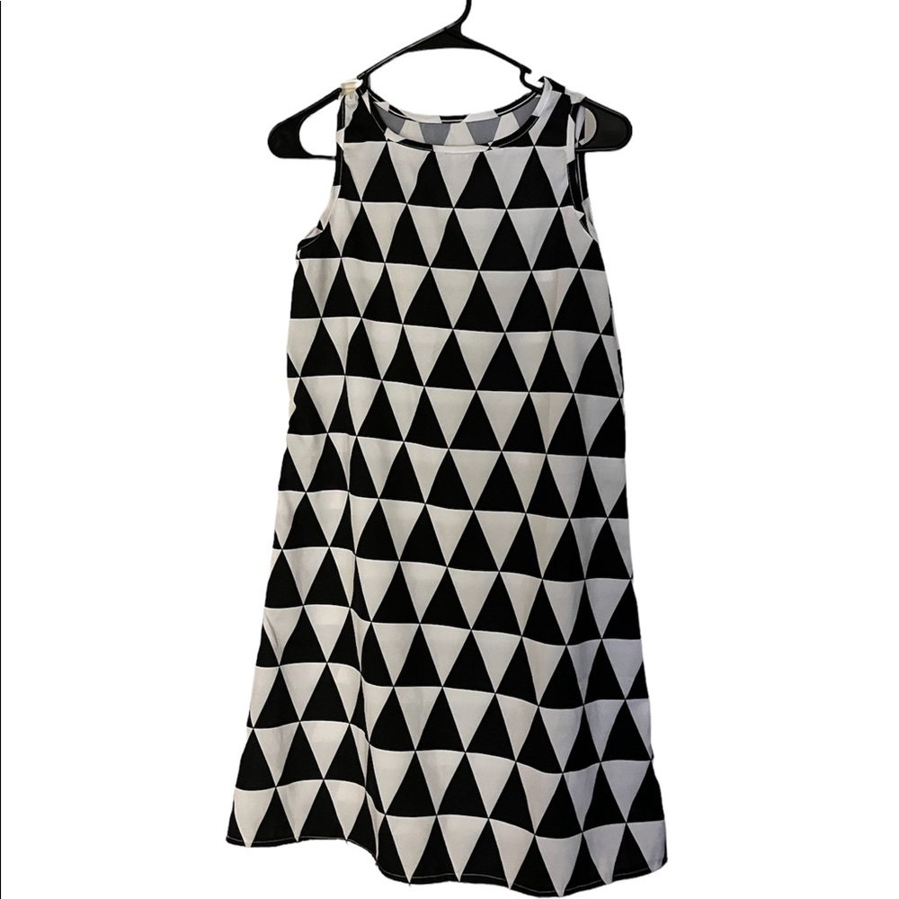 White/black pattern sleeveless dress